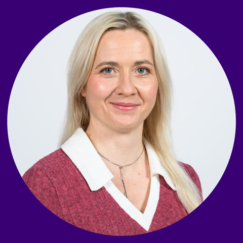Vesna, the maker behind VesyCreates